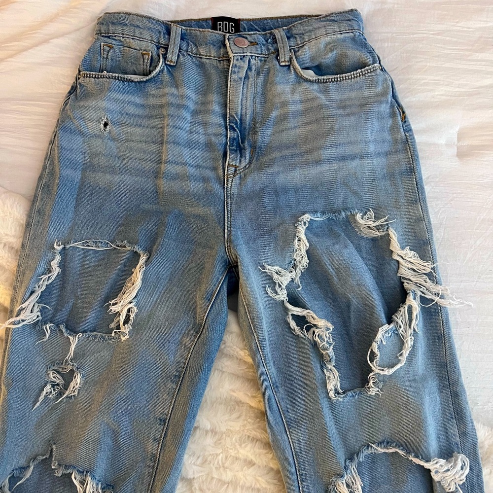 Urban outfitters, BDG RIPPED JEANS. SIZE 27